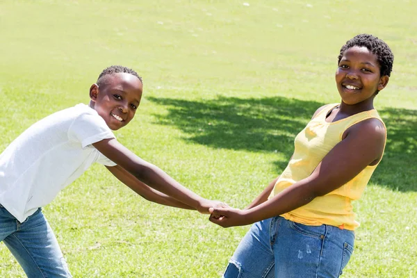 Due bambini africani all'aperto — Foto Stock