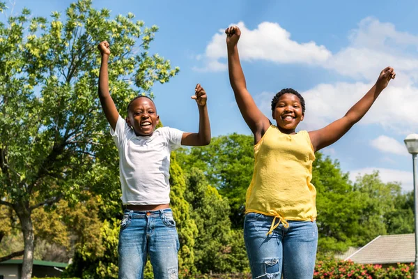 Due bambini africani all'aperto — Foto Stock