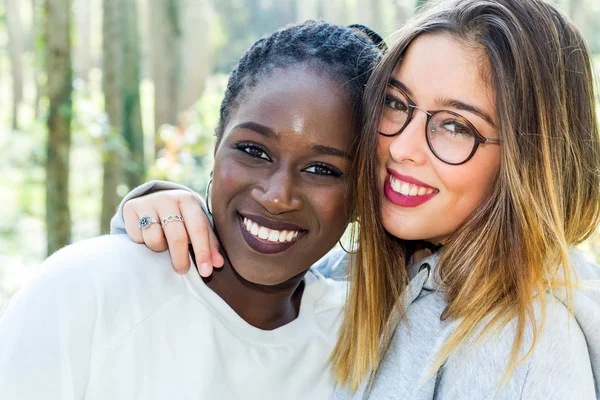 Aantrekkelijke tiener vriendinnen — Stockfoto