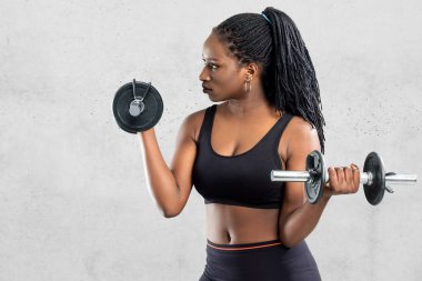 dumbell ile çalışma dışarı kız