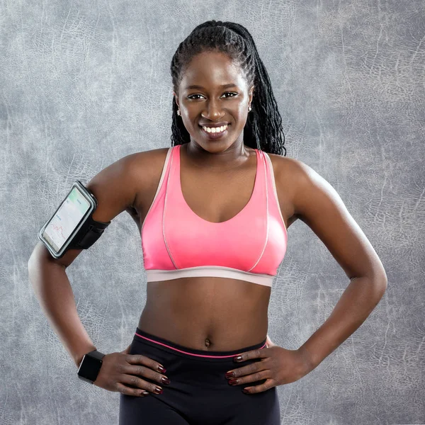 Sorrindo menina africana em sportswear — Fotografia de Stock