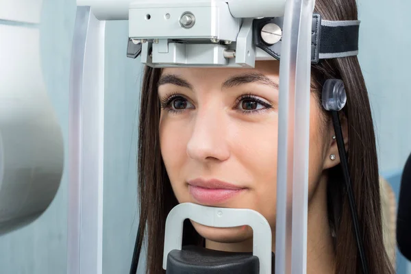 Vrouw met digitale panoramisch x-ray — Stockfoto