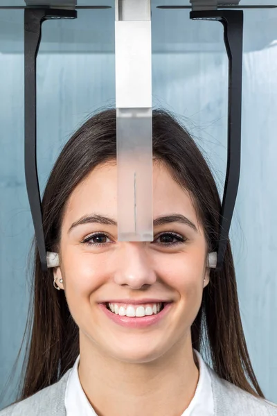 Frau mit digitalem Röntgenbild — Stockfoto