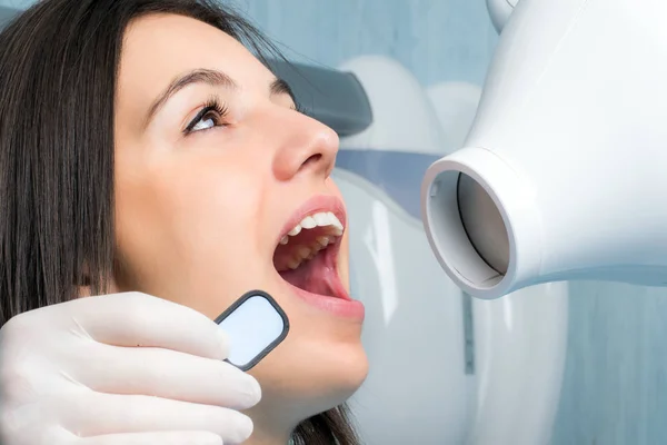 Ung kvinna med dental röntgen — Stockfoto