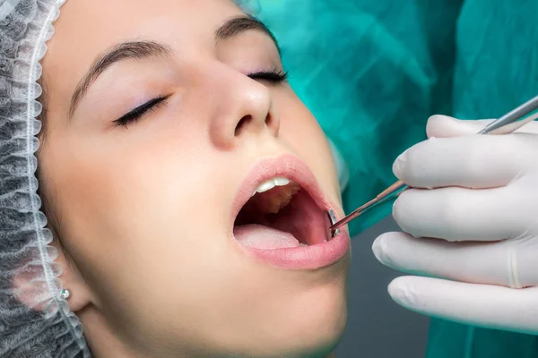 Mulher em preparação para cirurgia dentária — Fotografia de Stock