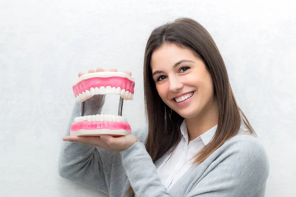 Ragazza con denti oversize protesi — Foto Stock