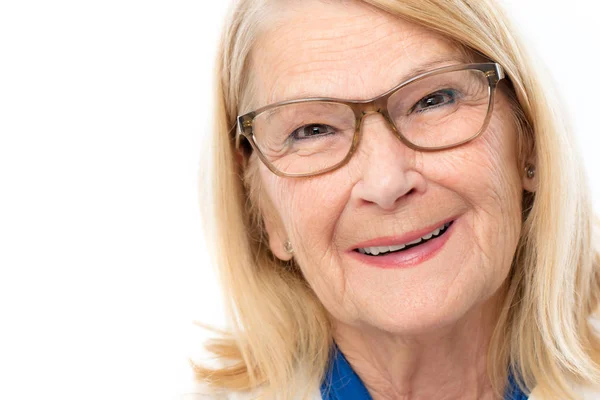 Vonzó idősebb nő, bájos mosollyal — Stock Fotó