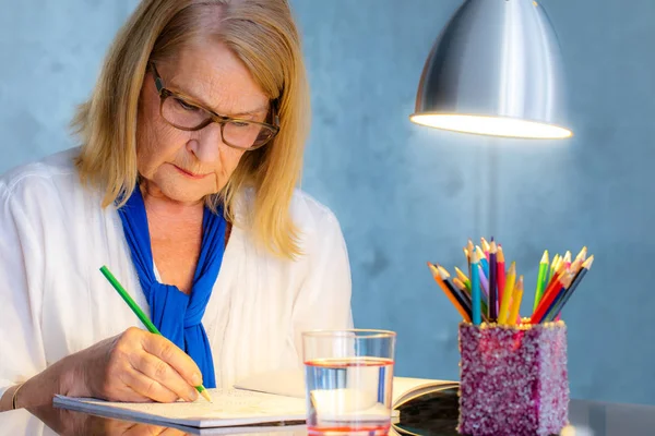 Mujer mayor haciendo terapia de color — Foto de Stock