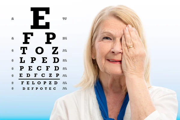 Старша жінка тестує зір — стокове фото