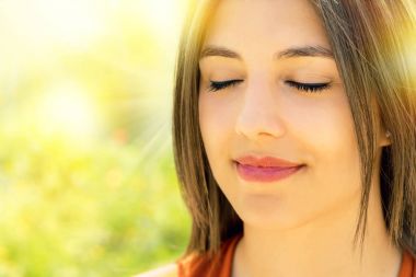 Açık havada meditasyon rahat kadın yüz atış.