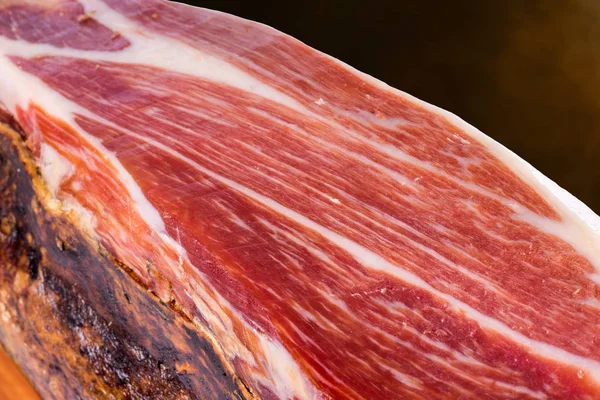 Uitgeharde Spaans Iberische Bellota varkensvlees ham. — Stockfoto