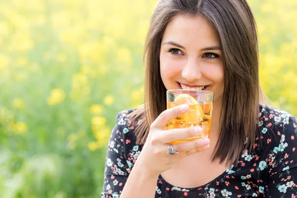 Söt tjej dricker iste utomhus. — Stockfoto