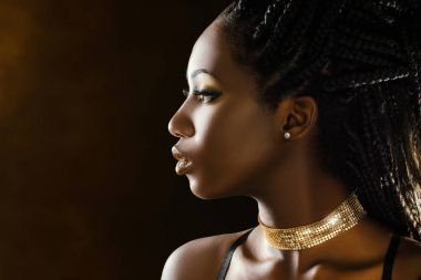 Afrikalı kadın kadar makyaj giyiyor ve takı