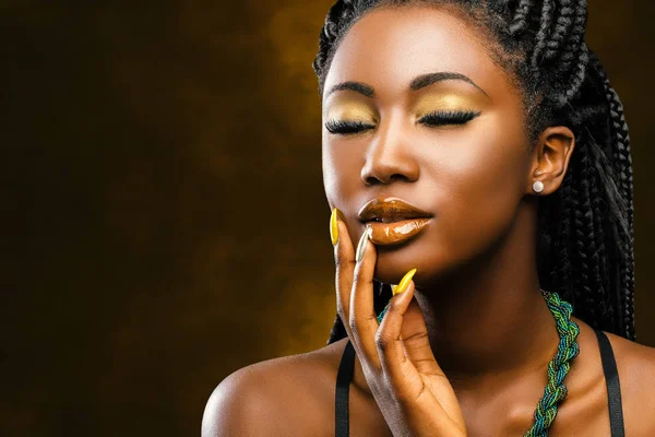 Mujer africana con maquillaje — Foto de Stock