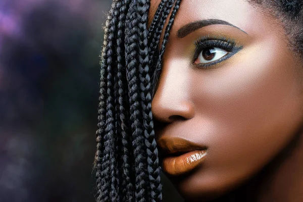 Mujer africana con exquisito maquillaje —  Fotos de Stock