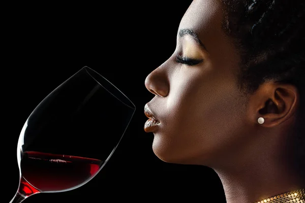 Mujer africana oliendo vino tinto — Foto de Stock