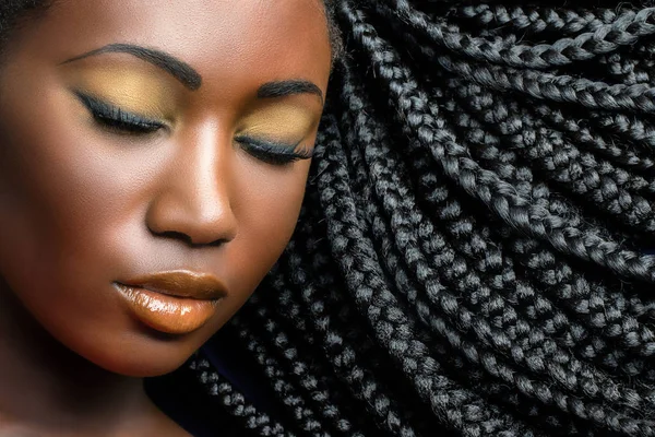 Femme africaine avec maquillage professionnel — Photo