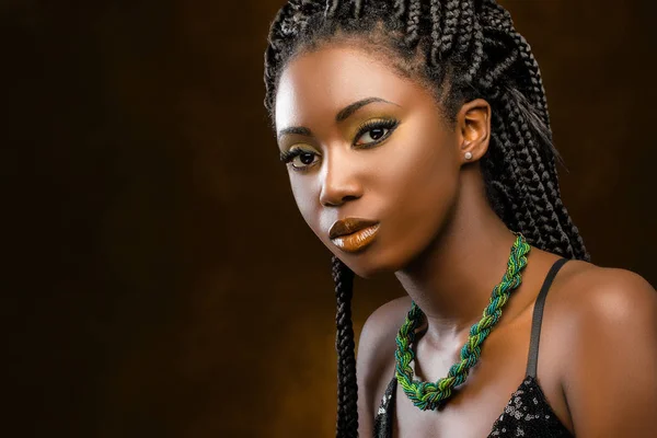 魅力的なアフリカ人女性の肖像画 — ストック写真