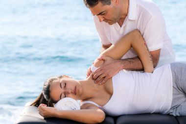 erkek kırıkçı omuz terapi yapıyor