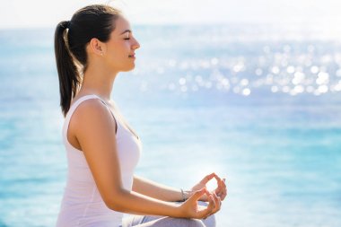 Yoga egzersiz yaparak kız