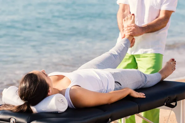 Atleta con lesión en el tobillo que tiene tratamiento osteopático —  Fotos de Stock