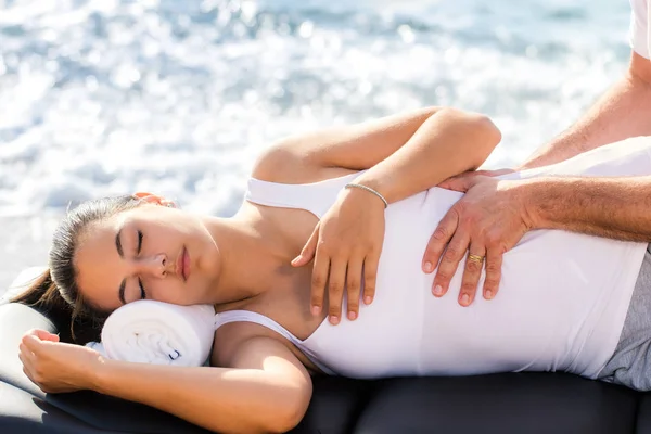 Mulher com tratamento osteopático — Fotografia de Stock