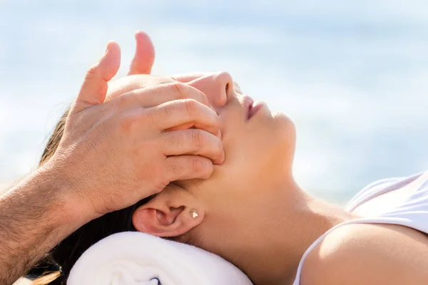 Mujer en sesión de tratamiento osteopático — Foto de Stock