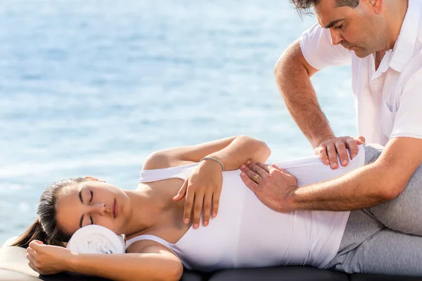 Mannelijke osteopaat doet manipulatieve behandeling — Stockfoto