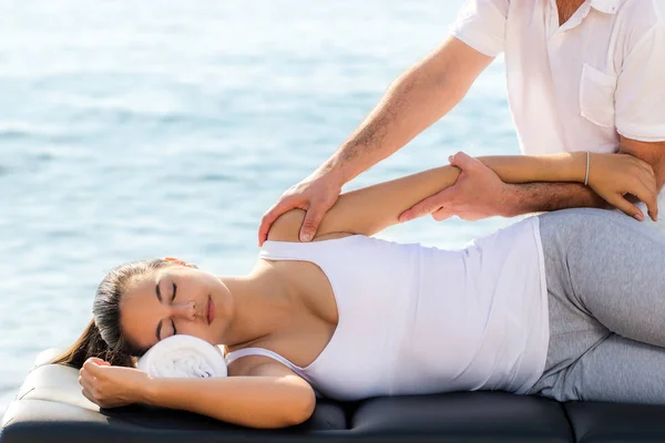 Kadın iyileştirici osteopatik omuz terapi — Stok fotoğraf