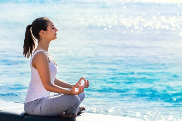 Mädchen macht Yoga-Übungen — Stockfoto