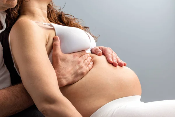 Detail rukou masírovat těhotné bříško. — Stock fotografie
