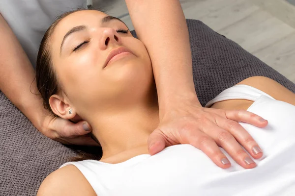 Fisioterapeuta femenina manipulando el cuello y el pecho de la paciente . — Foto de Stock