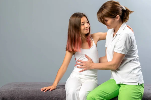 Menina na sessão de terapia osteopática . — Fotografia de Stock