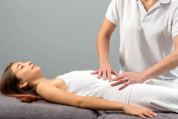 Terapeuta fazendo massagem abdominal em menina . — Fotografia de Stock