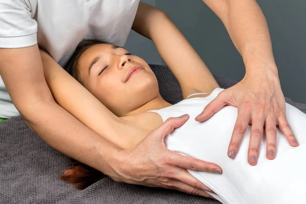 Terapeuta haciendo masaje de tórax en niña . — Foto de Stock