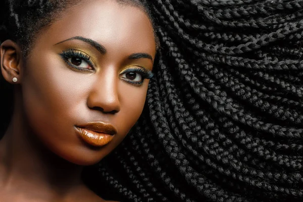 Retrato cosmético africano de mujer mostrando peinado trenzado . — Foto de Stock