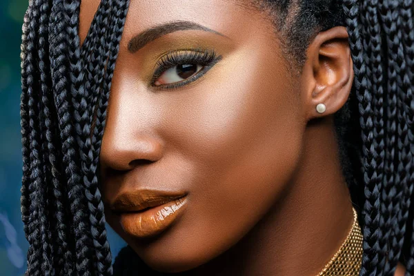 Makró szépség arc szemcsésedik-ból afrikai lány Vállapok hatósági struktúráknak. — Stock Fotó