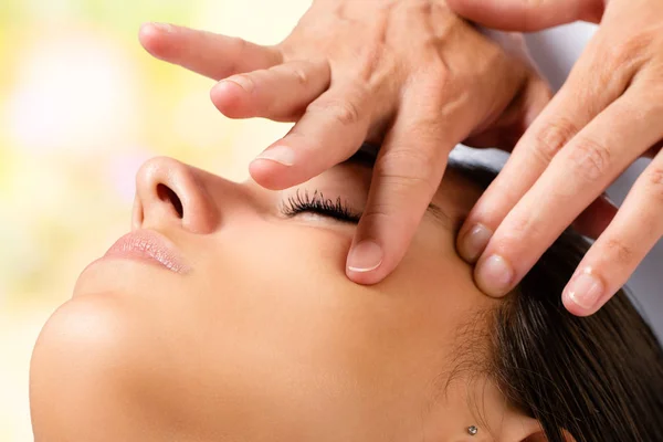 Terapeut dělá masáž tváře — Stock fotografie