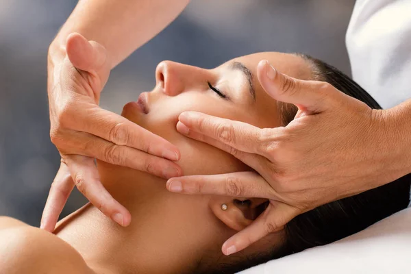 Mulher fazendo terapia facial — Fotografia de Stock