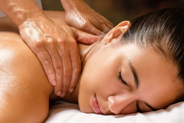 Mulher desfrutando massagem no ombro — Fotografia de Stock