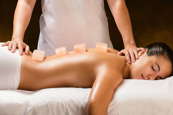 Жінка має гарячий кам'яний масаж — стокове фото