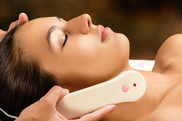 Woman receiving face lift treatment — Stock Photo, Image