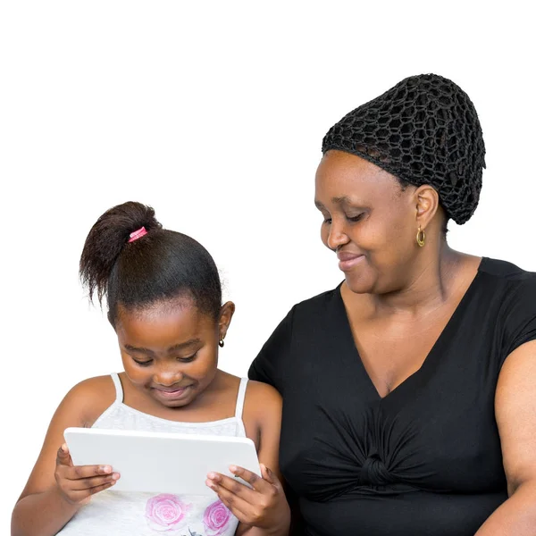 Africká matka a malá dcera dohromady při pohledu na tabletu. — Stock fotografie
