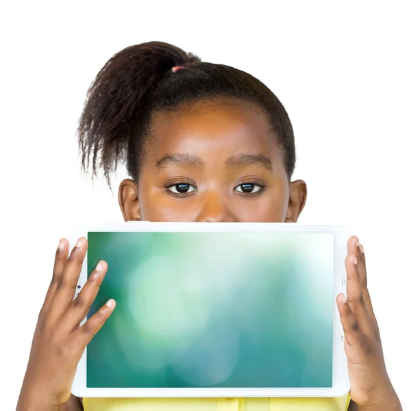 Afrikaanse meisje verstopt achter leeg Tablet PC-scherm. — Stockfoto