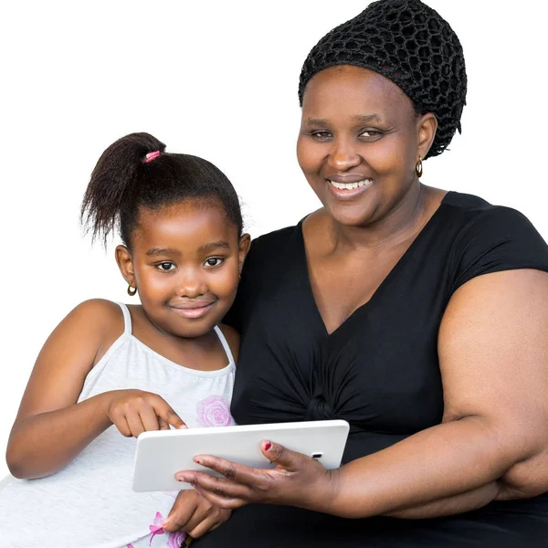 Afrikaanse moeder met kleine dochter bedrijf tablet. — Stockfoto