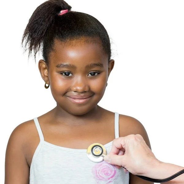 Prendendo a mano il battito cardiaco della piccola ragazza africana . — Foto Stock