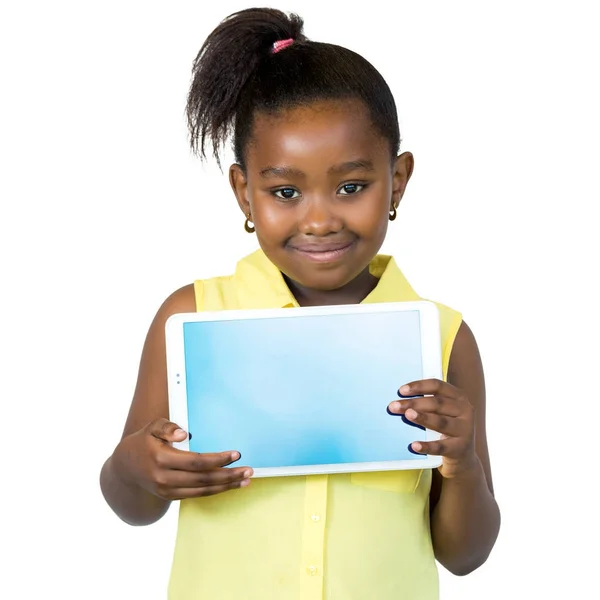 Linda chica africana mostrando pantalla de tableta en blanco . —  Fotos de Stock