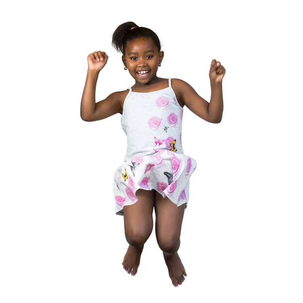 Glada lilla afrikanska flickan hoppar. — Stockfoto