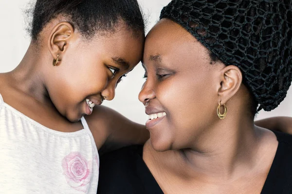 Close up face shot of african mother and daughter l — Stock Photo, Image