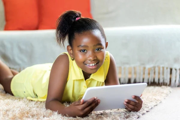 Portret van schattige Afrikaanse meisje met Tablet PC thuis. — Stockfoto
